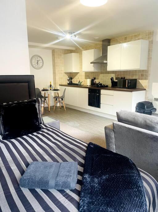 #215 1 Bed Serviced Apartment دربي المظهر الخارجي الصورة