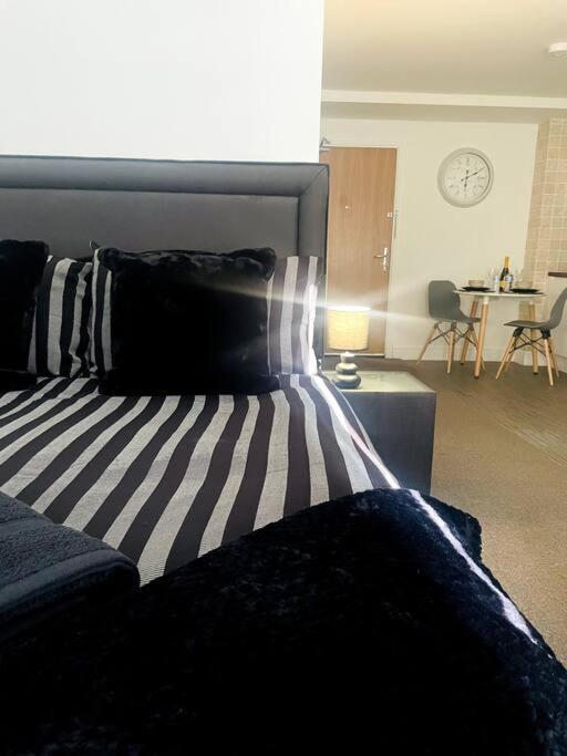 #215 1 Bed Serviced Apartment دربي المظهر الخارجي الصورة