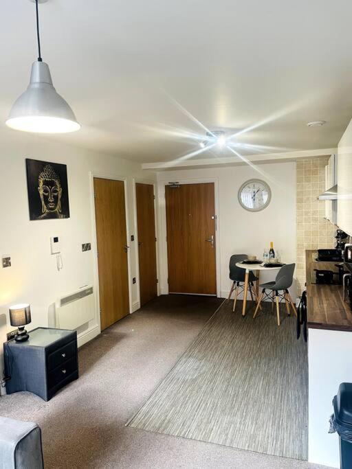 #215 1 Bed Serviced Apartment دربي المظهر الخارجي الصورة